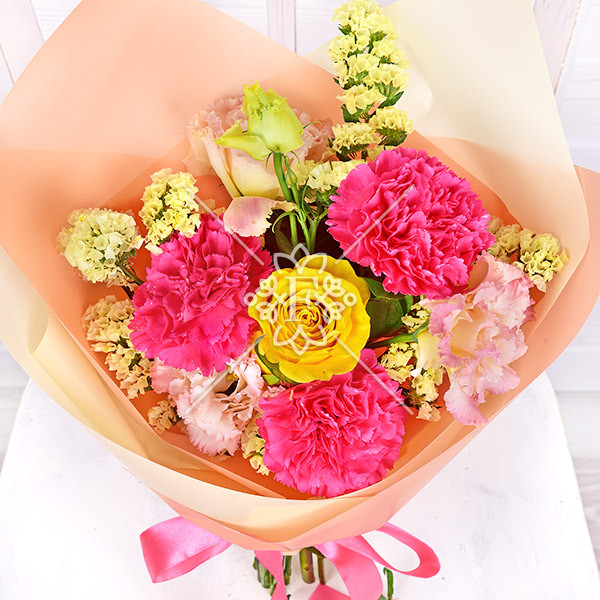 Гавайская ночь - букет  из гвоздик, эустомы и розы